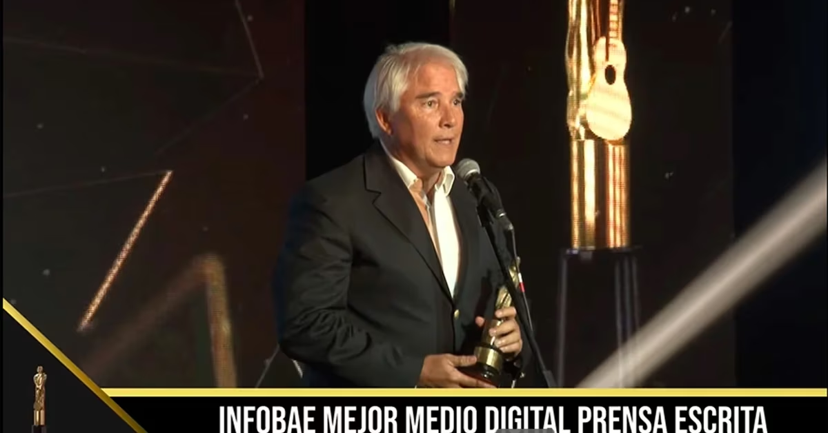 Deluca recibiendo uno de las estatuillas.