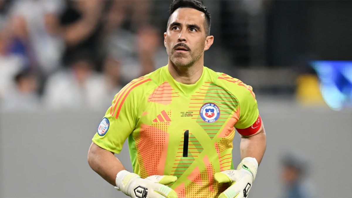 El arquero de la Selección de Chile, Claudio Bravo, anunció este martes (27/08) su retiro de la actividad futbolística y se lo recuerda por hacer llorar a Lionel Messi. El arquero de la Selección de Chile, Claudio Bravo, anunció este martes (27/08) su retiro de la actividad futbolística y se lo recuerda por hacer llorar a Lionel Messi.
