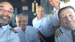 Alberto Fernández en una cabina de avión.