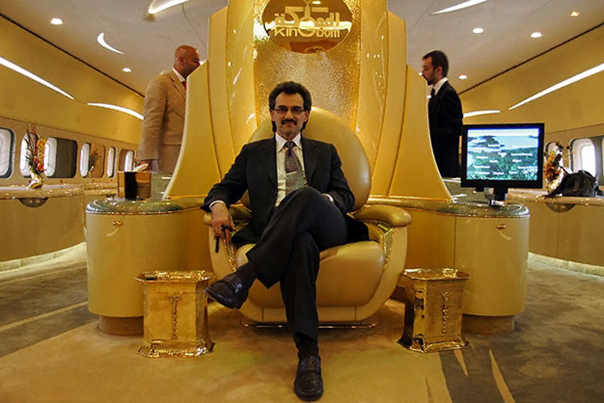 Príncipe Alwaleed bin Talal en su avión privado.