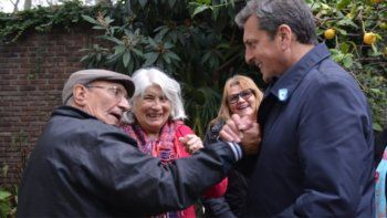 Sergio Massa con jubilados, en su nuevo spot de campaña. Sergio Massa con jubilados, en su nuevo spot de campaña.