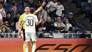 Alejandro Muñiz Ruiz le muestra la roja a Franco Mastantuono en la derrota del Real Madrid ante el Getafe, una expulsión que volvió a poner al joven en el centro del debate. Alejandro Muñiz Ruiz le muestra la roja a Franco Mastantuono en la derrota del Real Madrid ante el Getafe, una expulsión que volvió a poner al joven en el centro del debate.