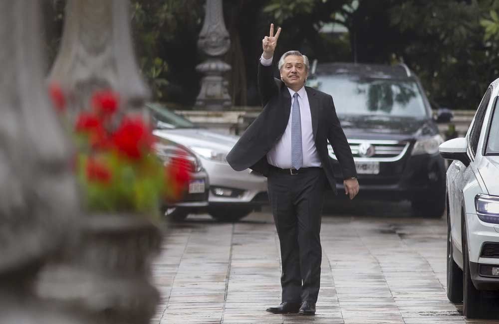 Alberto Fernández al retirarse este 28/10 de la Casa Rosada, tras reunirse con Macri (Foto: NA).