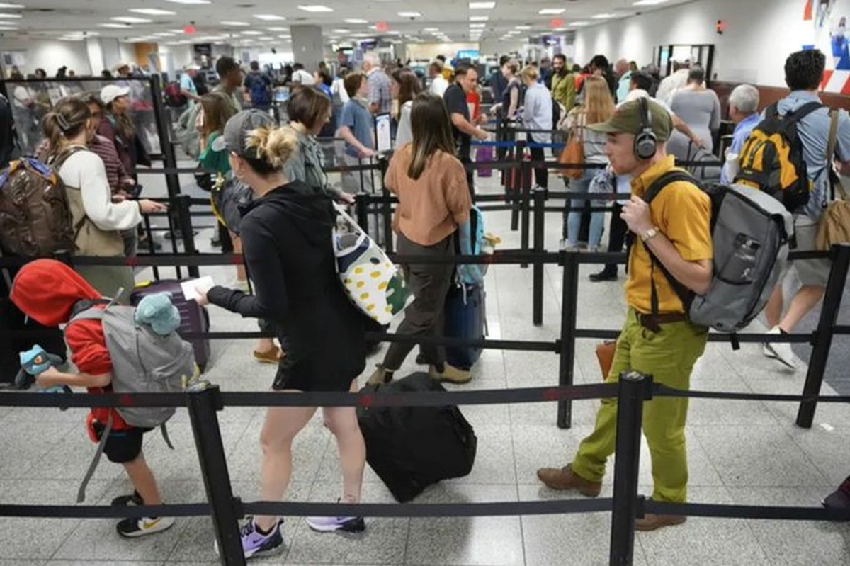 Un total de 14 millones de turistas de 40 países que viajan a USA sin visa serán auscultados en sus redes sociales Un total de 14 millones de turistas de 40 países que viajan a USA sin visa serán auscultados en sus redes sociales