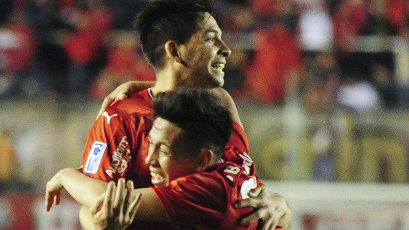 Martín Benítez festeja luego de convertir el gol de Independiente ante Lanús en Avellaneda por la Copa Sudamericana.