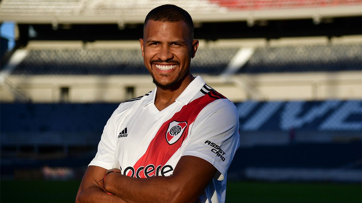 River Plate anunció la compra de la totalidad del pase del delantero venezolano Salomón Rondón por la inédita suma de 2 millones de dólares.