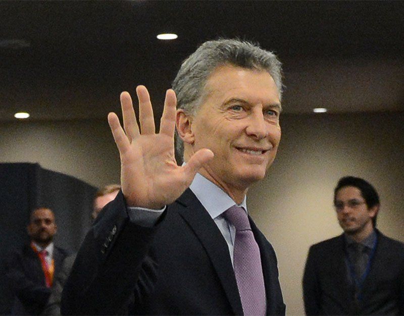 El presidente Mauricio Macri saluda al ingresar al edificio de Naciones Unidas, en Nueva York.