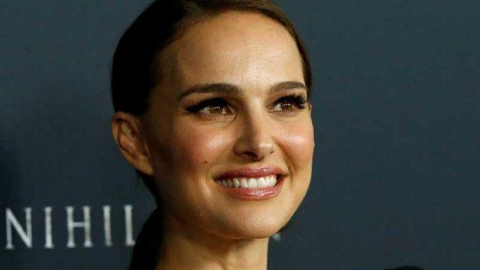 Natalie Portman quedó en el centro de las especulaciones por las similitudes entre su vida y la protagonista de la nueva novela de Rachel Cusk.