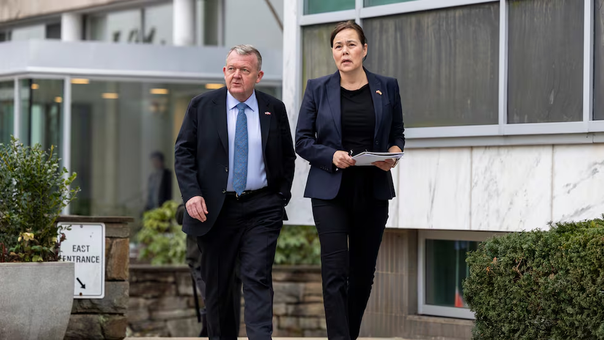 l ministro danés de Exteriores, Lars Lokke Rasmussen, y la ministra groenlandesa, Vivian Motzfeldt, tras su rueda de prensa en la Embajada de Dinamarca en Washington. | GENTILEZA EFE l ministro danés de Exteriores, Lars Lokke Rasmussen, y la ministra groenlandesa, Vivian Motzfeldt, tras su rueda de prensa en la Embajada de Dinamarca en Washington. | GENTILEZA EFE