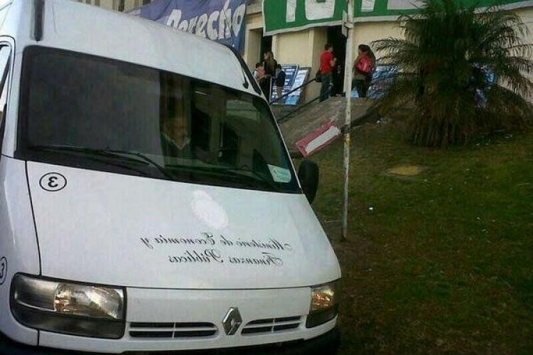 Una de las imagenes que circulaban en Twitter: Una camioneta del ministerio de Economía que habría llevado abogados obligados a votar.