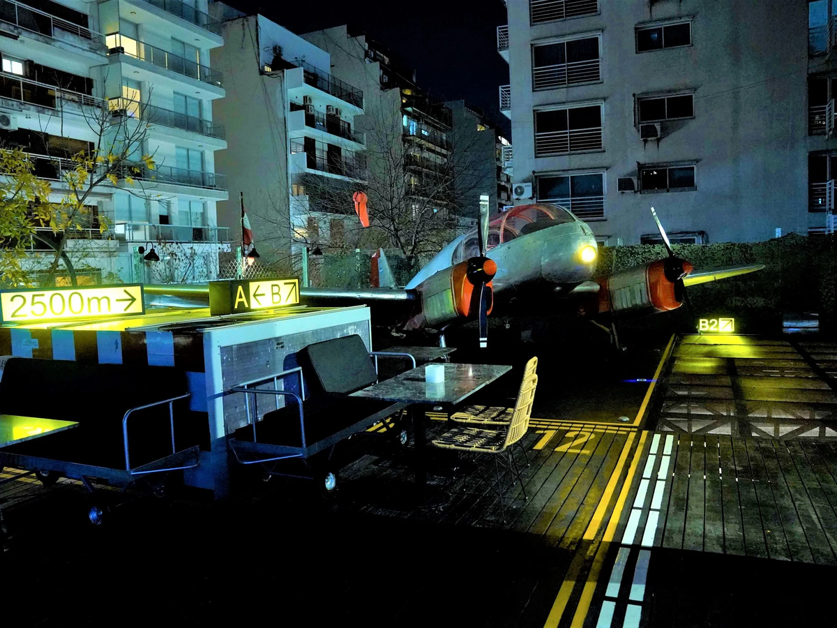 Cuenta con un enorme avión en la terraza.