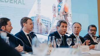 Sergio Uñac, con la Cámara de la Construcción reunidos en San Juan. Sergio Uñac, con la Cámara de la Construcción reunidos en San Juan.