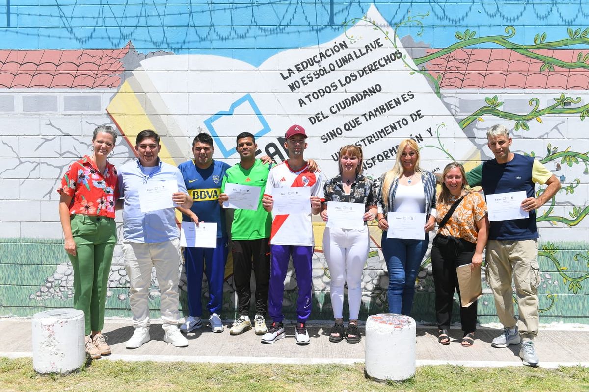 Egresados de la inserción laboral que realizan Grupo Desa y Fundación Compromiso en la Municipalidad de Tartagal (Salta). Egresados de la inserción laboral que realizan Grupo Desa y Fundación Compromiso en la Municipalidad de Tartagal (Salta).