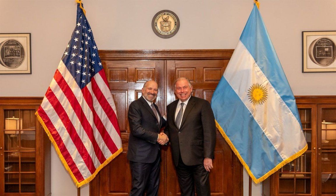 El hoy excanciller Gerardo Werthein y el secretario de Comercio de USA, Howard Lutnick: en esa ocasión comenzó a negociarse el supuesto "acuerdo" de aranceles. El hoy excanciller Gerardo Werthein y el secretario de Comercio de USA, Howard Lutnick: en esa ocasión comenzó a negociarse el supuesto "acuerdo" de aranceles. 