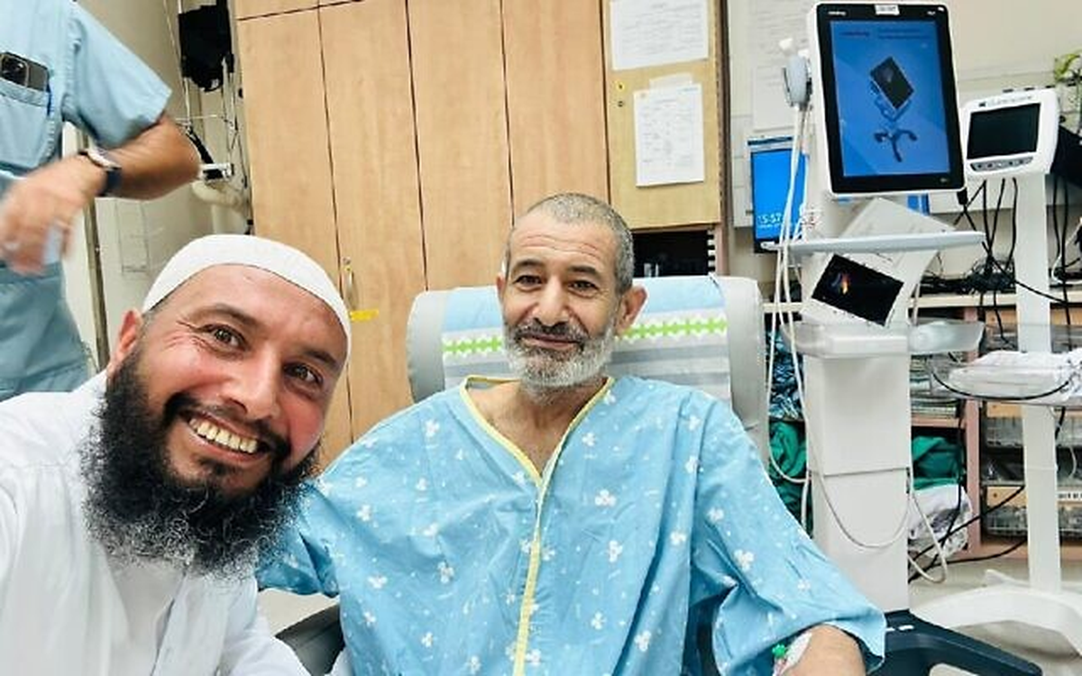 El rehén rescatado Qaid Farhan al-Qadi en una selfie tomada por su hermano en el Centro Médico Soroka en Beersheba el 27 de agosto de 2024. (Cortesía) El rehén rescatado Qaid Farhan al-Qadi en una selfie tomada por su hermano en el Centro Médico Soroka en Beersheba el 27 de agosto de 2024. (Cortesía)