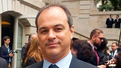 Por el escándalo con la escalera, renunció el jefe de Ceremonial de Cancillería
