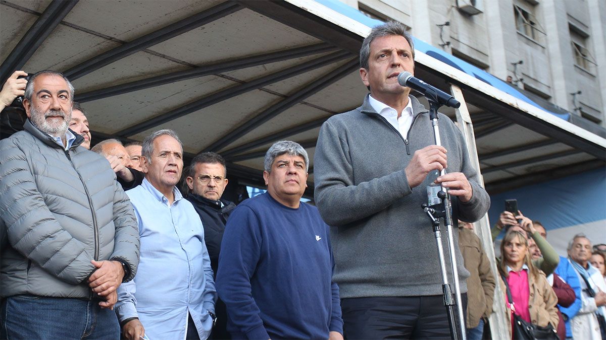 La CGT acompañó a Massa en el anuncio de la cuasi eliminación del impuesto a las Ganancias. La CGT acompañó a Massa en el anuncio de la cuasi eliminación del impuesto a las Ganancias.