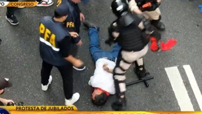 Curas junto a jubilados y otra vez represión policial