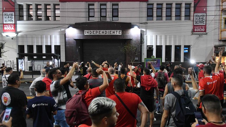 Los hinchas y socios protestaron tras el portazo de Doman