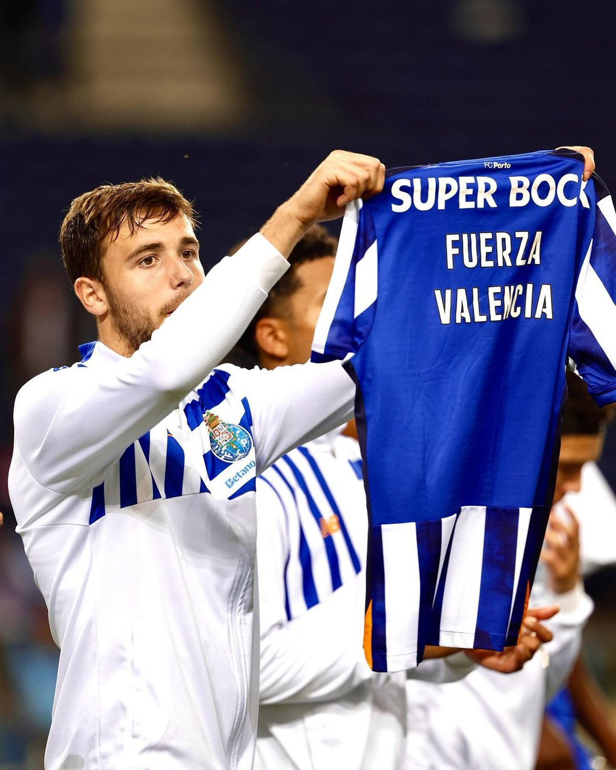 Las muestras de empatía con la situación en Valencia por el DANA se multiplican en el fútbol mundial. Las muestras de empatía con la situación en Valencia por el DANA se multiplican en el fútbol mundial.