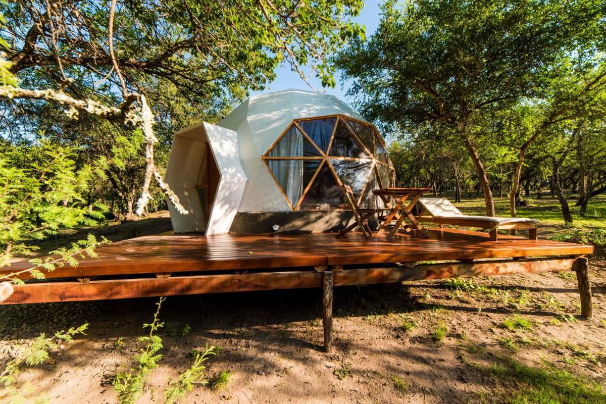 El glamping en forma de domo ubicado en medio de las sierras cordobesas. Foto: Voy de Viaje