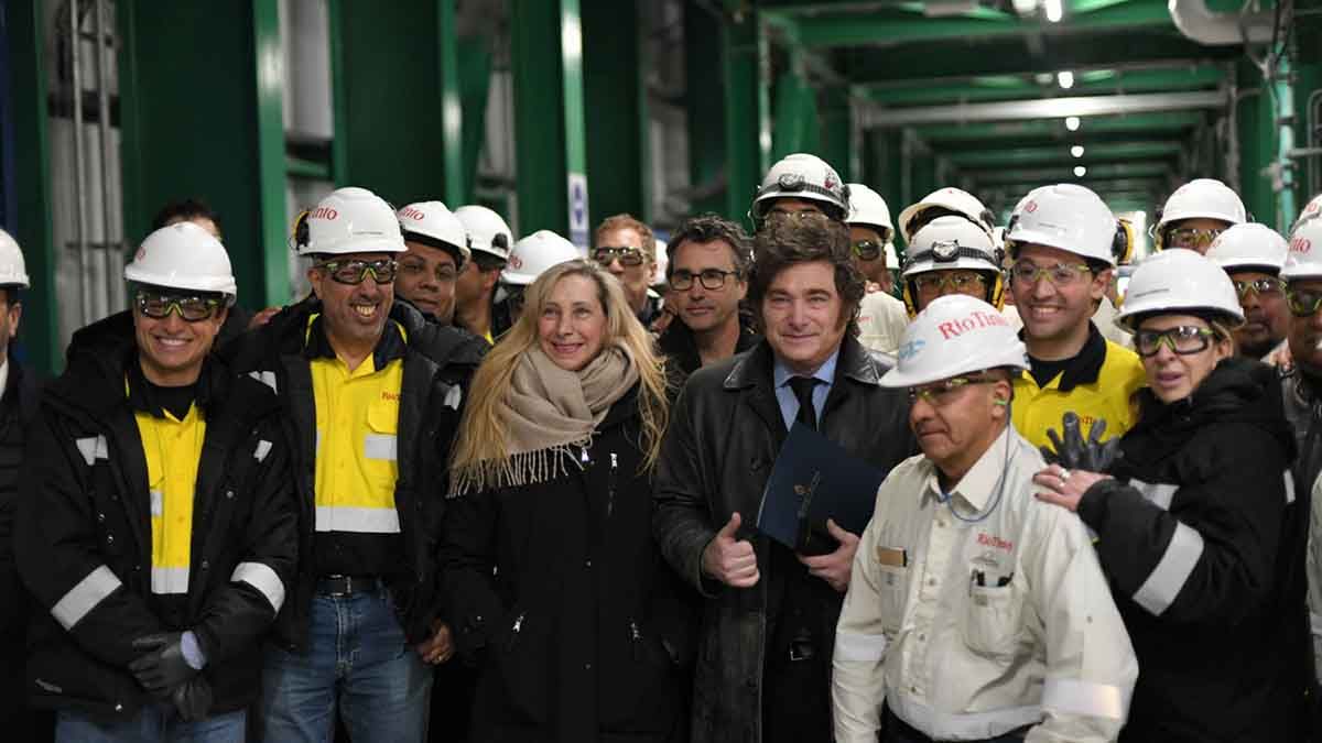 Javier Milei en Rio Tinto con Karina y trabajadores de la minería (Foto: Presidencia)