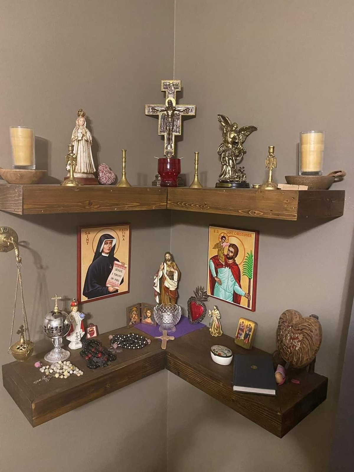 Cada vez más devotos tienen su propio altar hogareño Cada vez más devotos tienen su propio altar hogareño