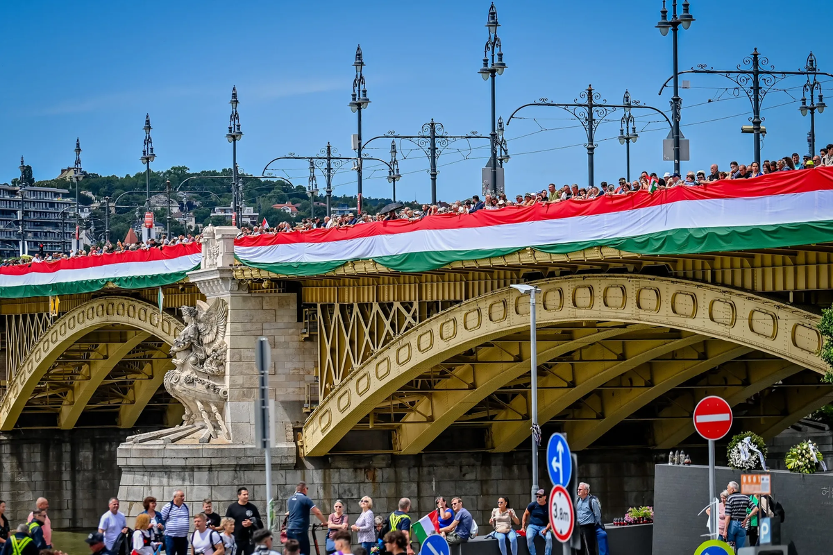 Budapest y las banderas húngaras que reivindica Viktor Orban. Budapest y las banderas húngaras que reivindica Viktor Orban.