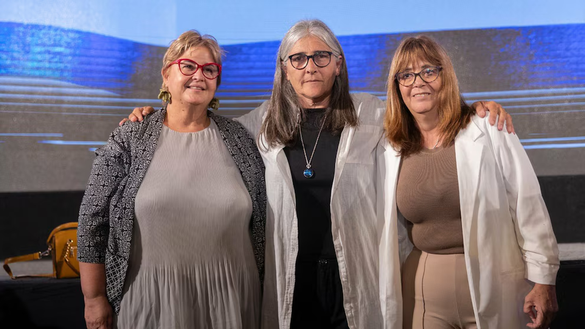 Las ministra designada de Defensa Nacional, Sandra Lazo, la de Transporte y Obras Públicas, Lucía Etcheverry, y la de Vivienda y Ordenamiento Territorial, Cecilia Cairo. Las ministra designada de Defensa Nacional, Sandra Lazo, la de Transporte y Obras Públicas, Lucía Etcheverry, y la de Vivienda y Ordenamiento Territorial, Cecilia Cairo.
