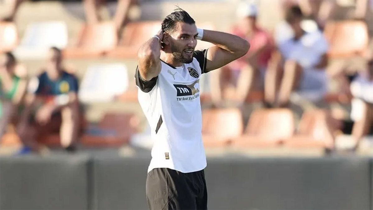 RafaMir, futbolista español que actualmente se desempeña en el Valencia, fuedetenido por la Guardia Civil de ese país tras ser denunciado por agresiónsexual.