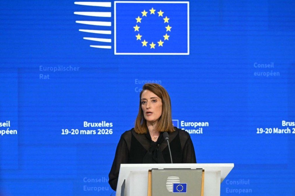Roberta Metsola, presidenta del Parlamento Europeo, durante una conferencia de prensa en Bruselas en medio de debates clave sobre la seguridad en la UE.