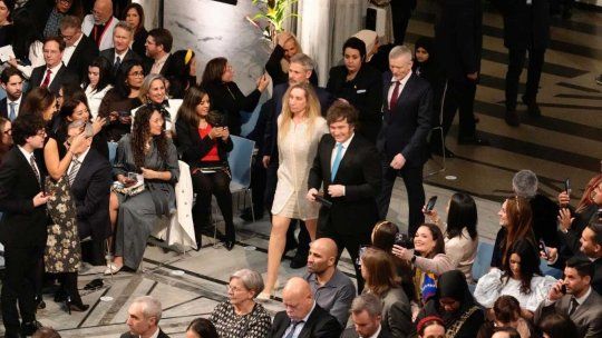 Javier Milei con su hermana Karina, ingresando al salón del acto del Premio Nobel. Javier Milei con su hermana Karina, ingresando al salón del acto del Premio Nobel.