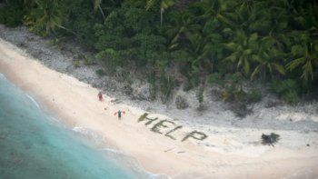 Naufragio con final feliz por usar hojas de palmas para pedir ayuda Naufragio con final feliz por usar hojas de palmas para pedir ayuda
