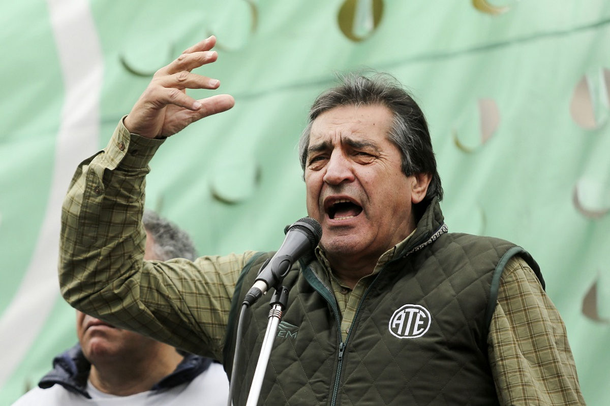 El secretario general de la CTA Autónoma, Hugo "Cachorro" Godoy, pidió un paro nacional contra el DNU de Milei. El secretario general de la CTA Autónoma, Hugo "Cachorro" Godoy, pidió un paro nacional contra el DNU de Milei.