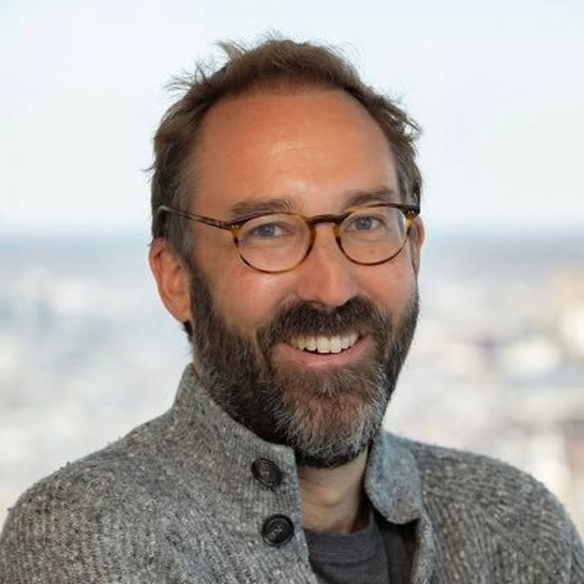 El inversor Gavin Baker criticó las advertencias de Dario Amodei sobre los riesgos de la inteligencia artificial. El inversor Gavin Baker criticó las advertencias de Dario Amodei sobre los riesgos de la inteligencia artificial.