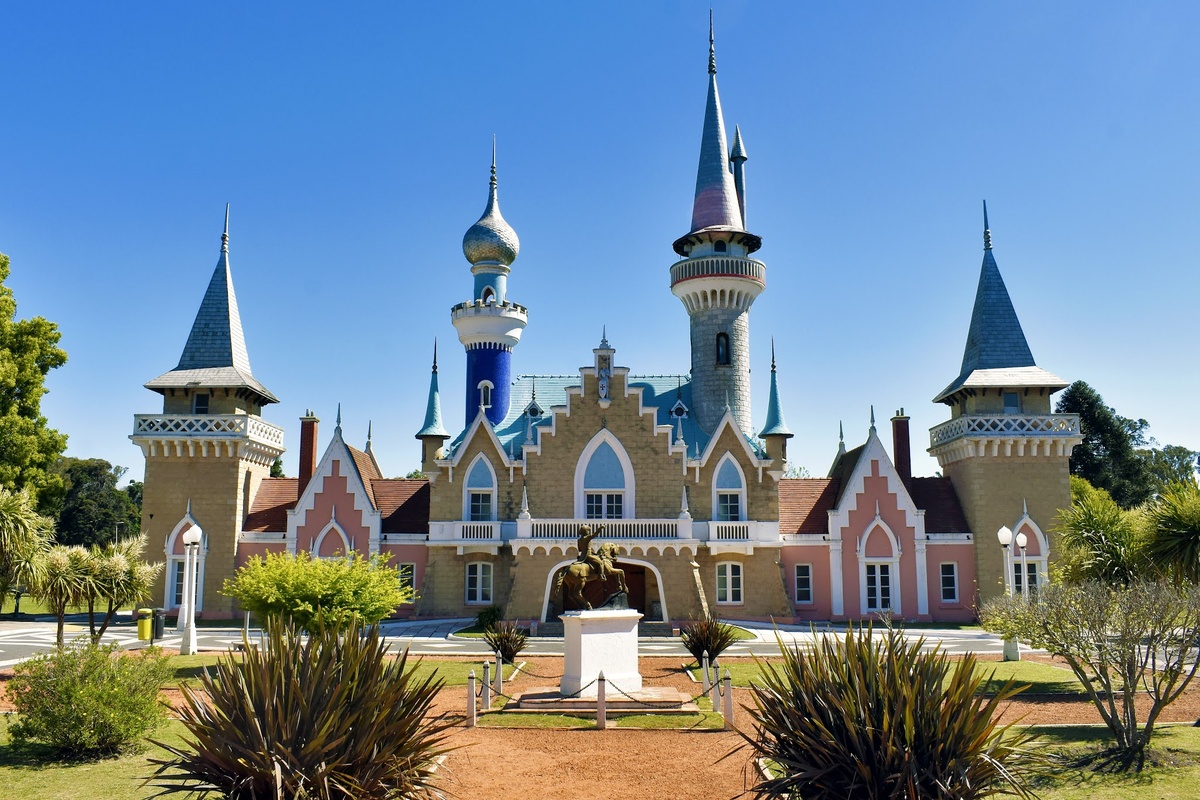 La gran ciudad de los niños con construcciones como de películas y cuentos.