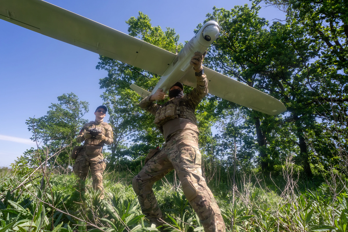 Militares ucranianos de la brigada Khartia lanzan un dron hacia posiciones rusas en el frente en la región de Járkiv, Ucrania, el miércoles 20 de mayo de 2026. (AP Foto/Andrii Marienko) Militares ucranianos de la brigada Khartia lanzan un dron hacia posiciones rusas en el frente en la región de Járkiv, Ucrania, el miércoles 20 de mayo de 2026. (AP Foto/Andrii Marienko)