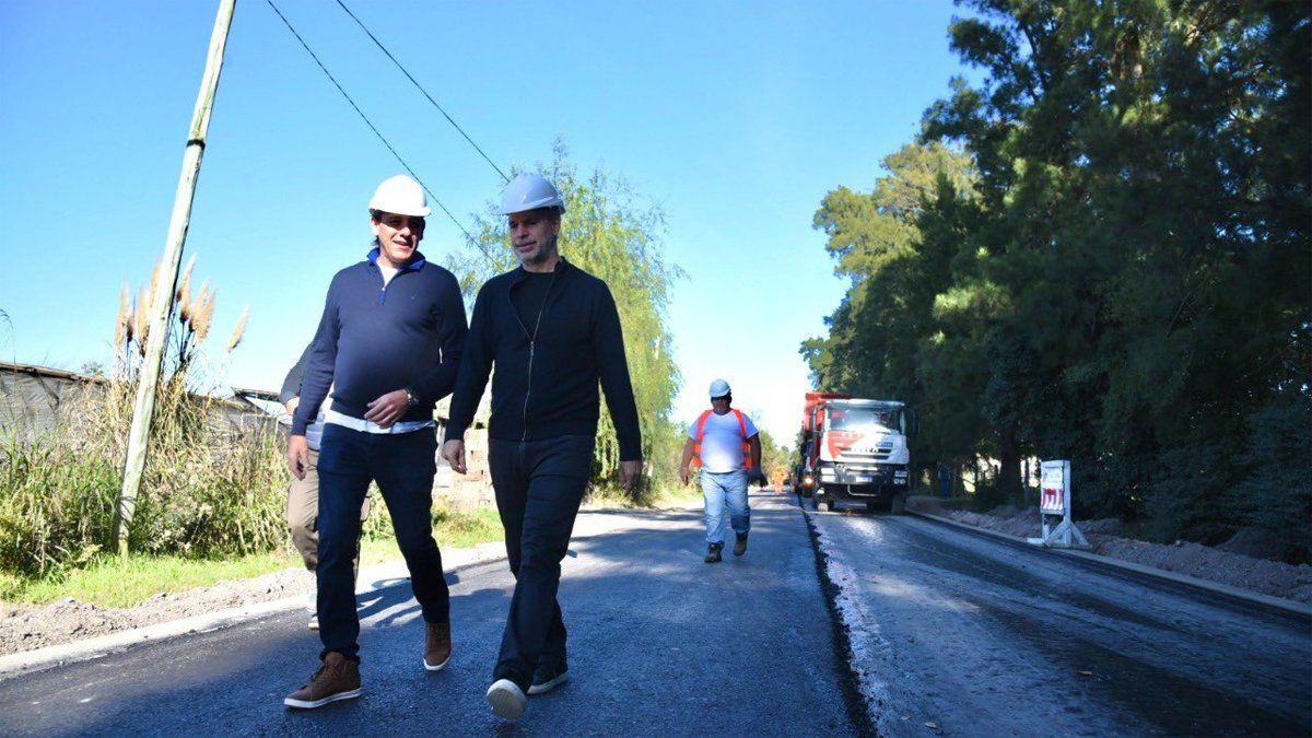 Horacio Rodríguez Larreta y el intendente platense, Julio Garro, en el recorrido de una obra de pavimentación en la capital bonaerense. Foto: @JulioGarro