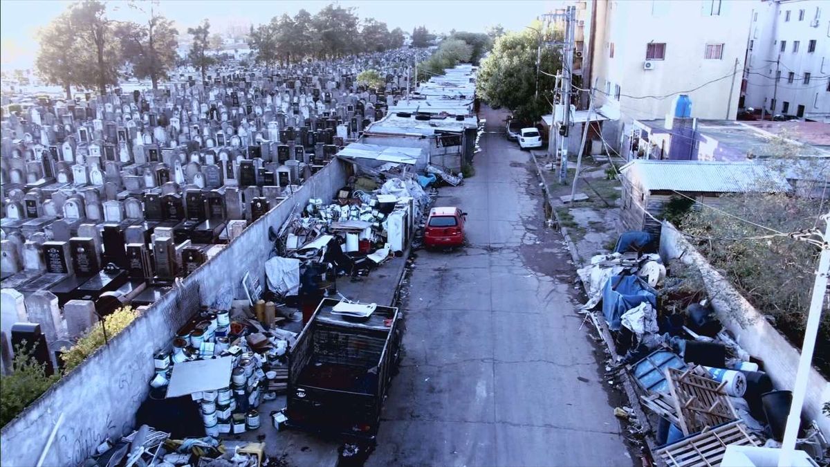 Captura televisiva de la calle Almirante Brown, donde hoy viven varias familias en situaci&oacute;n de calle, que linda con el Cementerio Comunitario de Ciudadela.&nbsp;