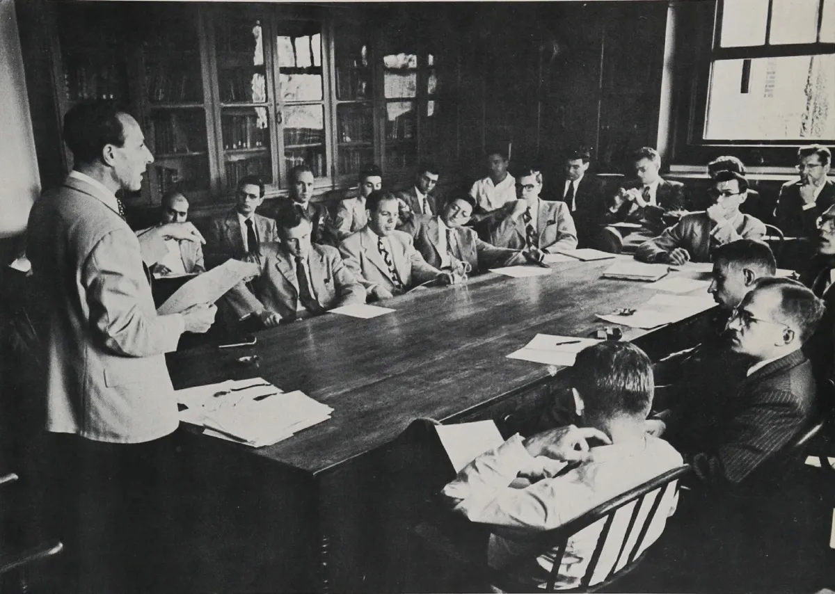 Fritz Machlup en John Hopkins University explicando conceptos de la llamada 'Escuela Austríaca'.