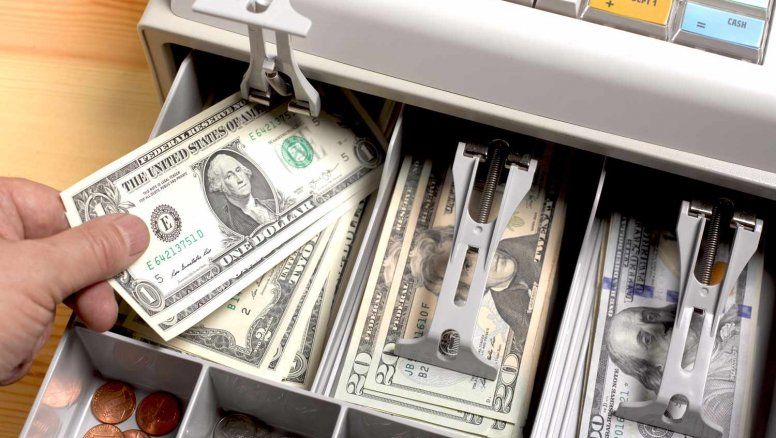 Alerta por el dólar blue casi en $700