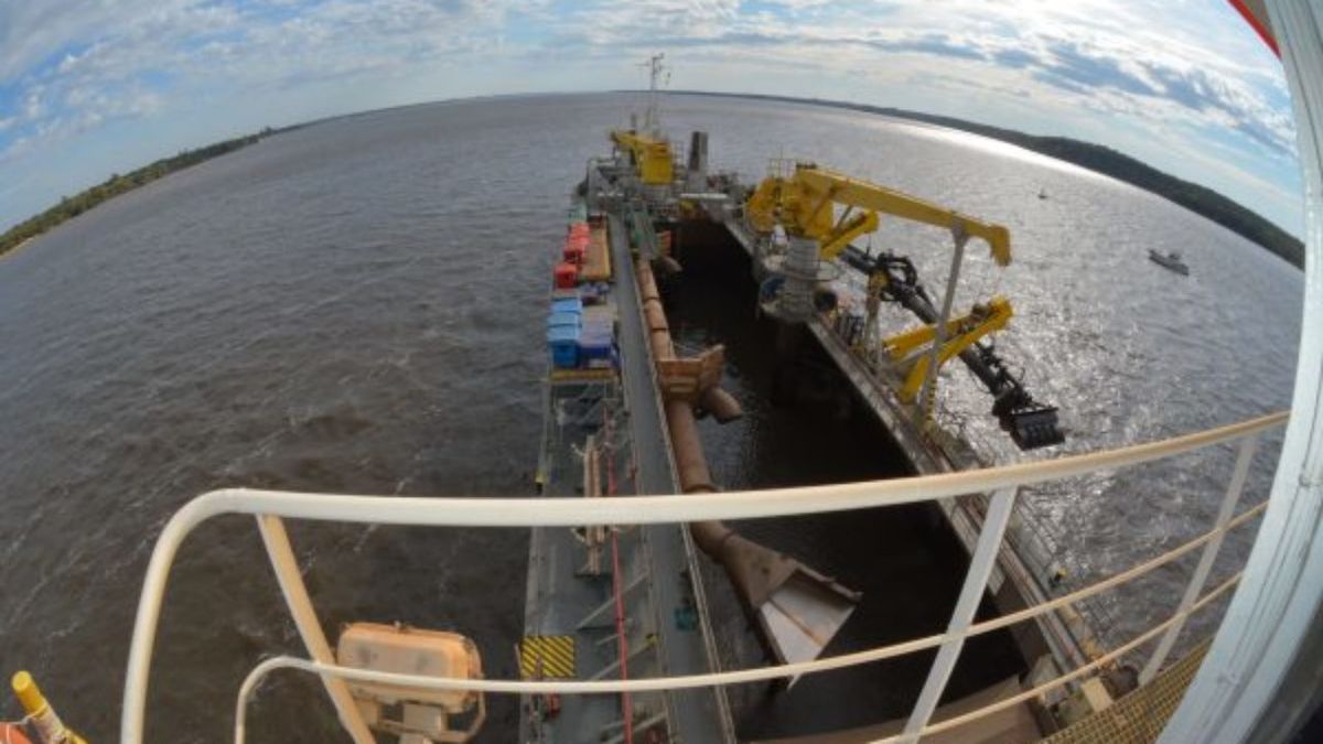 Draga de Jan de Nul Group en acción. Draga de Jan de Nul Group en acción.