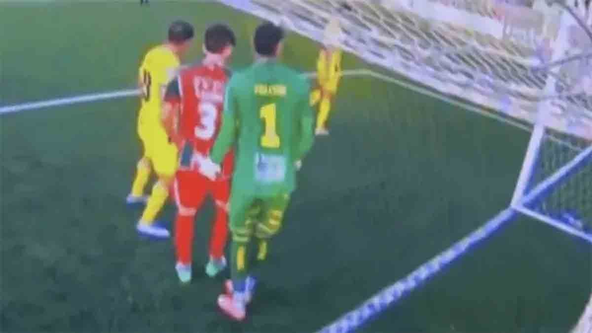 Eltorneo de fútbol de Paraguay fue testigo de un escándalo luego de que elarquero Deportivo Recoleta fuera echado por una grosera falta contra un rival.(Foto: Captura TV)
