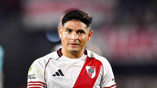 Maxi Salas agredió a un hincha que estaba filmando a los jugadores de River. Maxi Salas agredió a un hincha que estaba filmando a los jugadores de River.