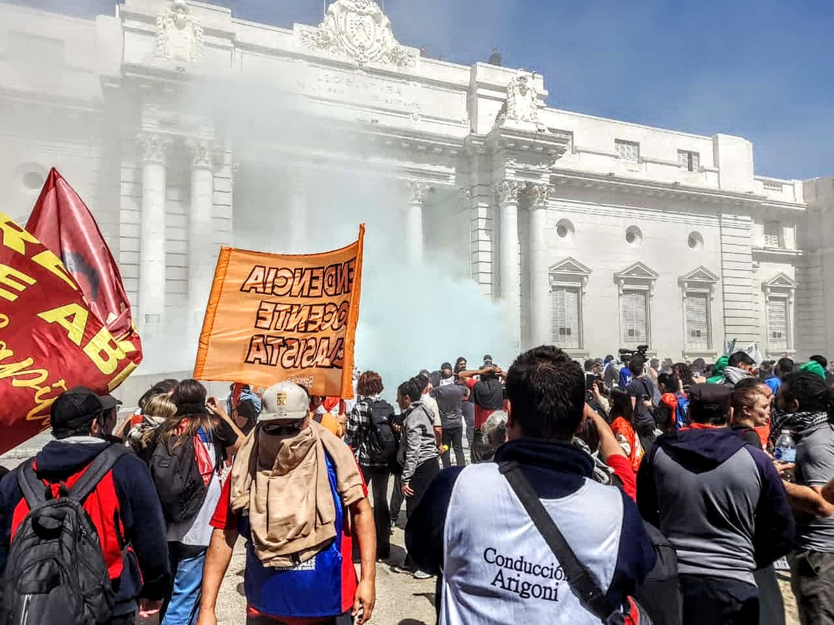 Mientras la reforma previsional de Santa Fe se votaba en la Cámara de Diputados, afuera se produjeron graves incidentes entre manifestantes y trabajadores del recinto. Mientras la reforma previsional de Santa Fe se votaba en la Cámara de Diputados, afuera se produjeron graves incidentes entre manifestantes y trabajadores del recinto.