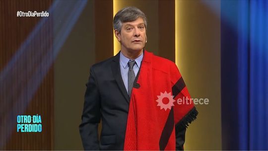 Con poncho salteño al hombro, Mario Pergolini empezó Otro Día Perdido payando picante sobre las elecciones: habló del triunfo de LLA y le pegó a la oposición. Con poncho salteño al hombro, Mario Pergolini empezó Otro Día Perdido payando picante sobre las elecciones: habló del triunfo de LLA y le pegó a la oposición.