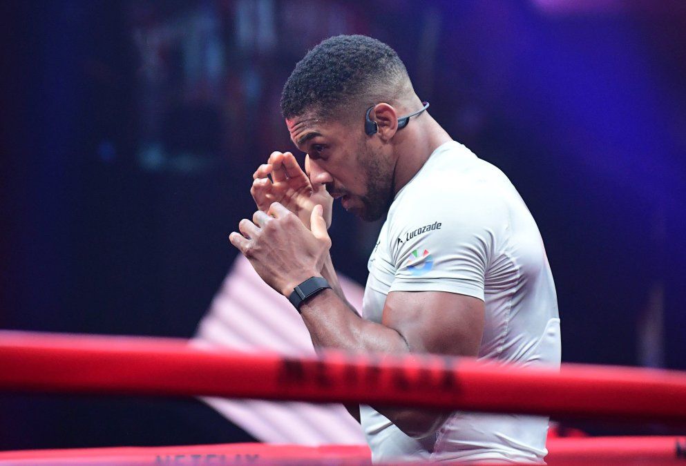 El accidente que involucró a Anthony Joshua en una autopista de Nigeria dejó dos muertos y reactivó el debate sobre la falta de respuesta ante emergencias.