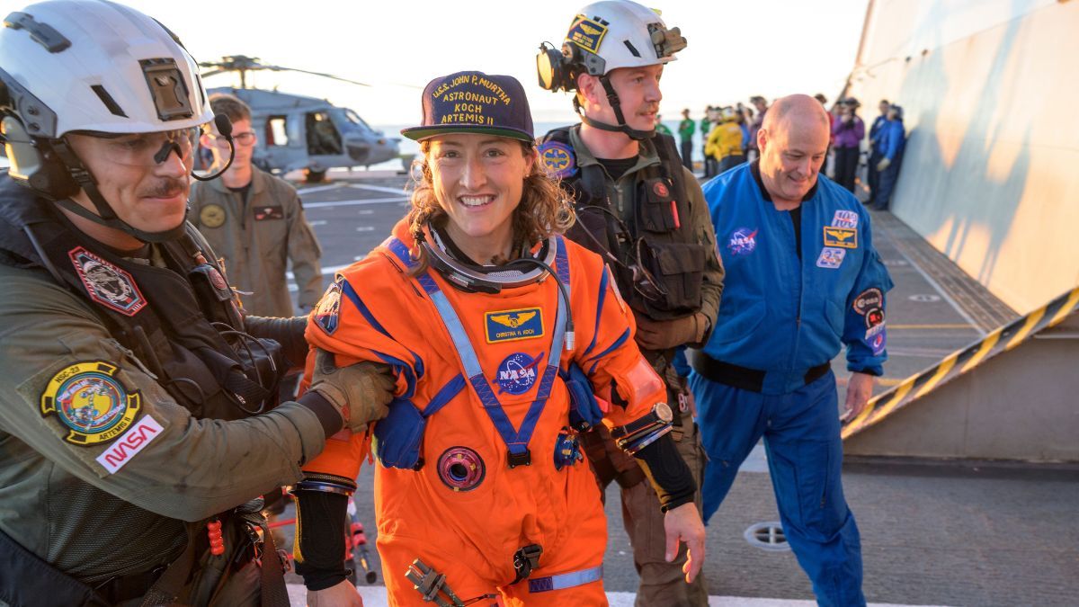La astronauta de la NASA Christina Koch, especialista de la misión Artemis II, es asistida para salir de la cubierta de vuelo. La astronauta de la NASA Christina Koch, especialista de la misión Artemis II, es asistida para salir de la cubierta de vuelo.
