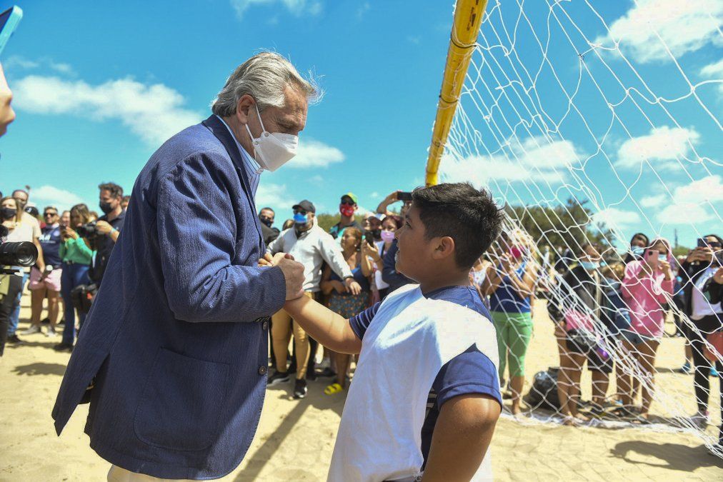 Alberto Fernández, presidente que intenta lanzar el albertismo tardío atajando penales mientras las provincias se prenden fuego.