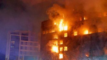 Imágenes impactantes: Un incendio se debora un edificio en Valencia y hay heridos